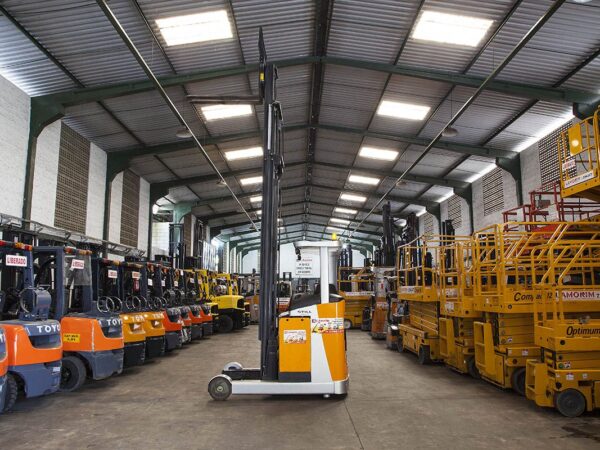 Empilhadeira Elétrica Retrátil 2.0 ton